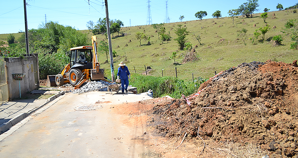 servico-contencao-de-erosao-rua-06-jardim-coqueiro-04-10-2019-lucas-cabral-02.jpg
