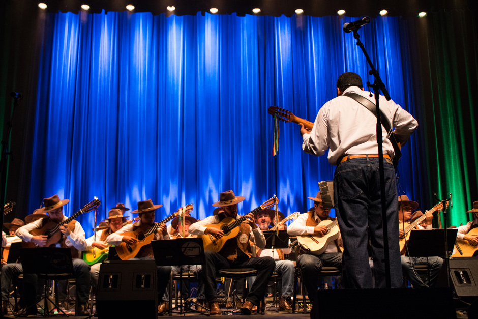 orquestra-paulistana-de-viola-caipira-fotos-de-felipe-bianchi-1-1.jpg