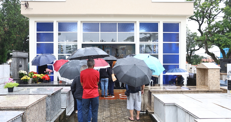 Feriado de Finados - Movimento no Cemitério Padre Rodolfo De Komorek no Centro. Foto: Claudio Vieira/PMSJC 02-11-2025   