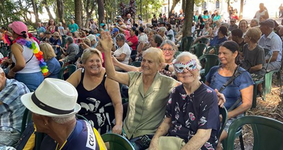Grito de Carnaval dos frequentadores das Casas do Idoso no Parque Vicentina Aranha