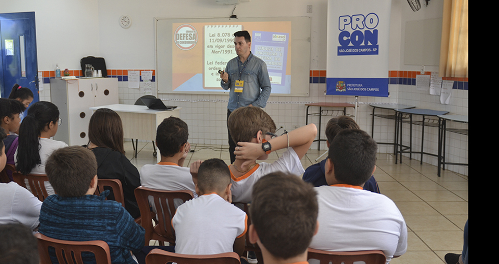 palestra-direito-basico-do-consumidor-emef-sebastiana-cobra-23-10-2019-lucas-cabral-20.jpg
