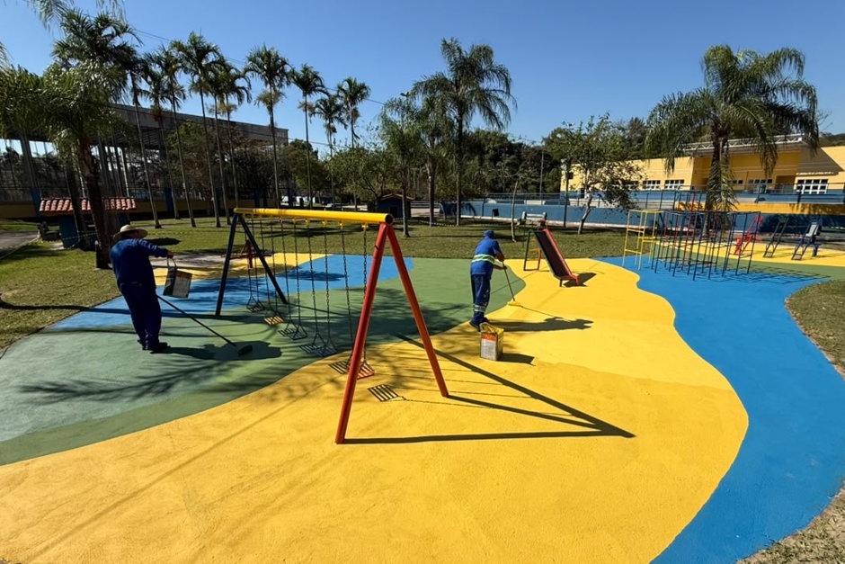 Espaço na região leste recebe pintura de aparelhos, nivelamento de piso e reforma dos brinquedos