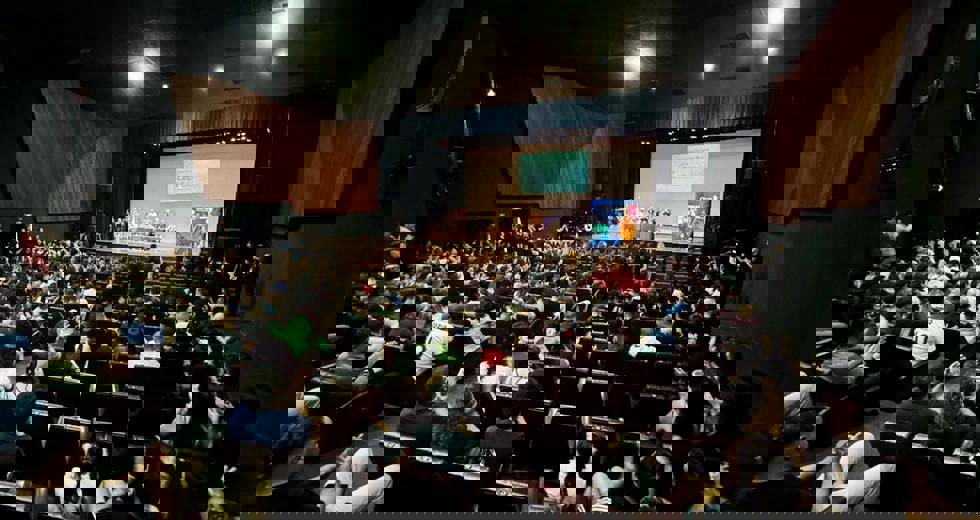 A solenidade reuniu familiares, professores e convidados no Teatro Municipal