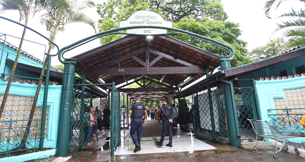 Feriado de Finados - Movimento no Cemitério Padre Rodolfo De Komorek no Centro. Foto: Claudio Vieira/PMSJC 02-11-2025   