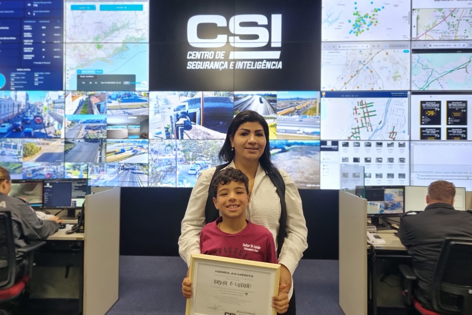 Pequeno herói conhece o CSI