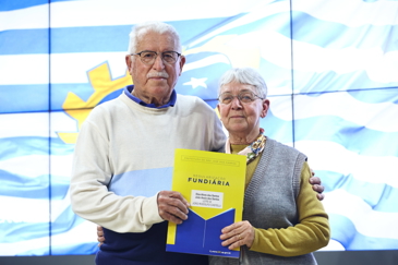 Entrega de títulos de regularização fundiária ReURB. Foto: Claudio Vieira/PMSJC 09-10-2025