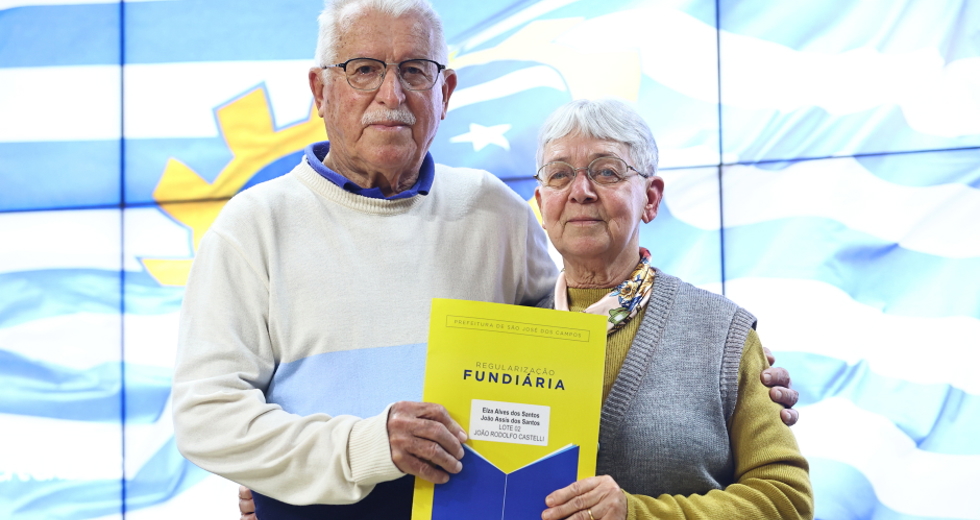 Entrega de títulos de regularização fundiária ReURB. Foto: Claudio Vieira/PMSJC 09-10-2025