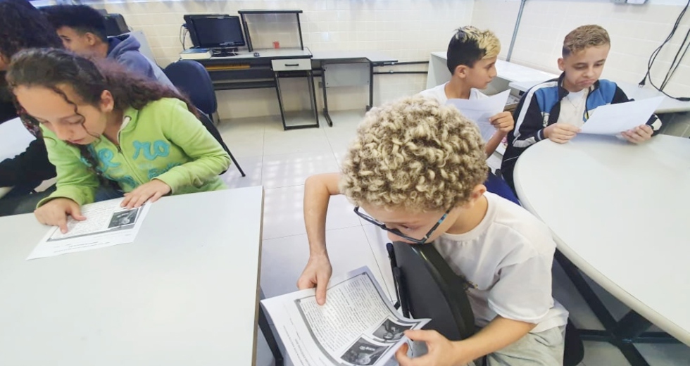 professor-surdo-ministra-aulas-de-libras-em-escola-municipal-6.jpg