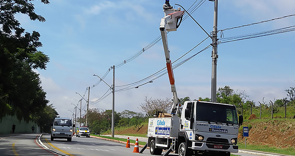 instalacao-de-lampadas-estrada-aeroporto-tamoios-13-12-2019-lucas-cabral-12.jpg