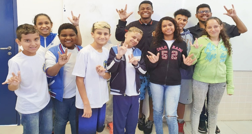professor-surdo-ministra-aulas-de-libras-em-escola-municipal-3.jpg