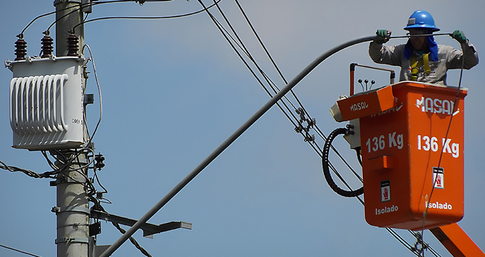 instalacao-de-lampadas-estrada-aeroporto-tamoios-13-12-2019-lucas-cabral-14.jpg