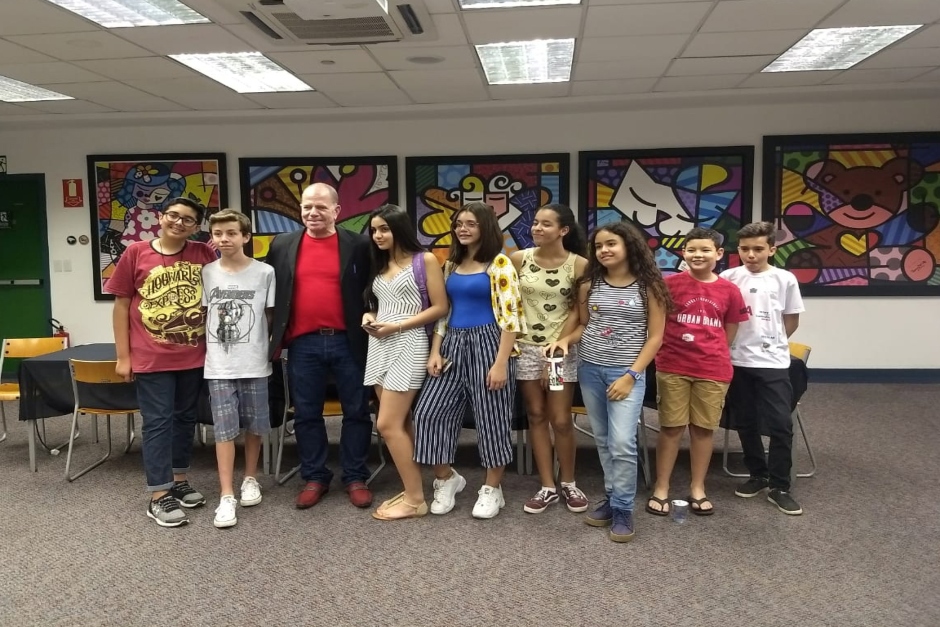 alunos-do-decolar-visitam-exposicao-de-romero-brito.jpg