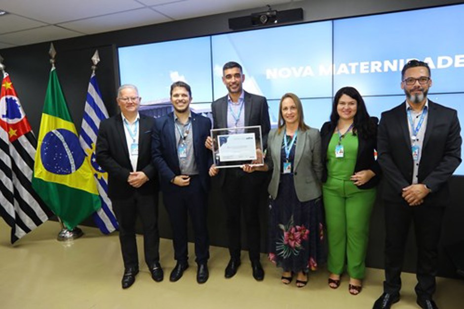 Diretores da Caixa exibem certificado com objetivo de apoiar os municípios a alcançarem as metas da Agenda 2030 das Nações Unidas