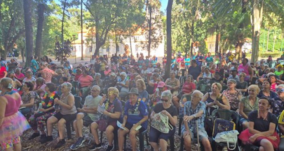 Grito de Carnaval dos frequentadores das Casas do Idoso no Parque Vicentina Aranha
