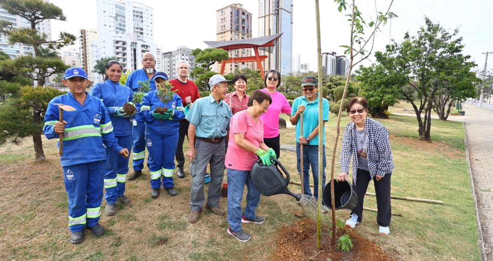 Plantio no jardim do Tori com comunidade japonesa. Foto: Claudio Vieira/PMSJC 04-10-2025