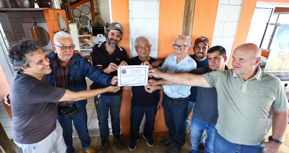 Entrega Certificado SIM para Apax produção de mel no bairro Freitas