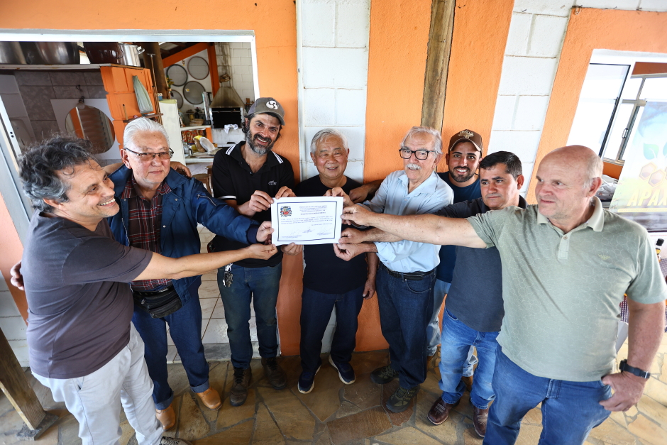 Entrega Certificado SIM para Apax produção de mel no bairro Freitas