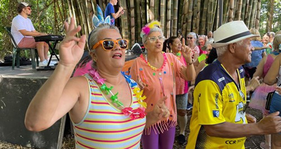 Grito de Carnaval dos frequentadores das Casas do Idoso no Parque Vicentina Aranha