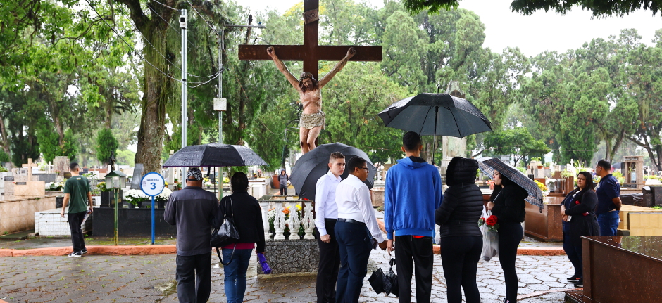 Feriado de Finados - Movimento no Cemitério Padre Rodolfo De Komorek no Centro. Foto: Claudio Vieira/PMSJC 02-11-2025   