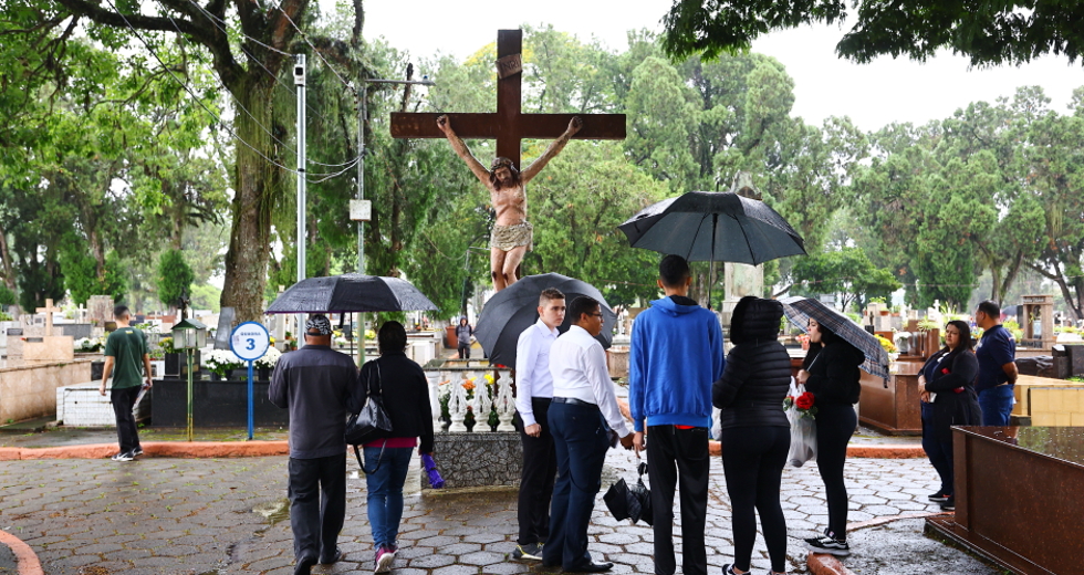 Feriado de Finados - Movimento no Cemitério Padre Rodolfo De Komorek no Centro. Foto: Claudio Vieira/PMSJC 02-11-2025   