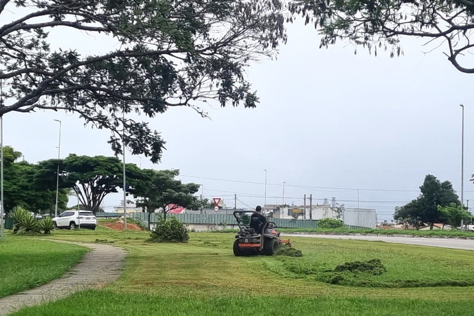 As equipes da Prefeitura trabalham de segunda a sábado com equipamentos modernos para roçada e manutenção em todas as regiões