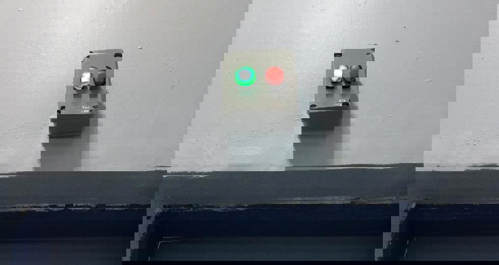 21-sinal-verde-indicando-que-a-luz-ultravioleta-uv-esta-desligada-podendo-adentrar-a-sala-de-desparamentacao.jpeg