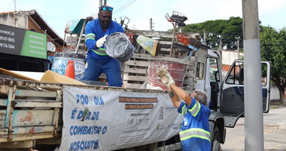 Equipes recolhem os materiais em caminhões para ampliar o combate à dengue na cidade