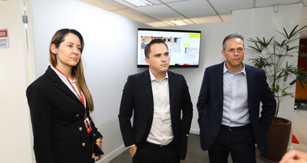 Assinatura do Termo de Autorização para alteração do layout do Santander do Paço
