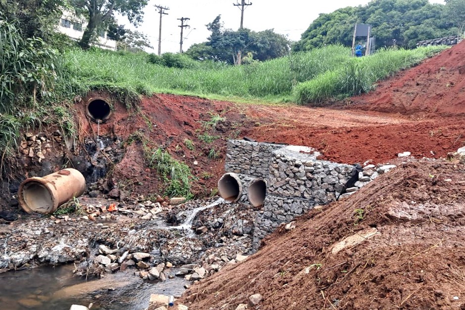 As melhorias são realizadas em tubulações para evitar alagamento e erosões; obra no Vista Verde acontece na Rua Curação