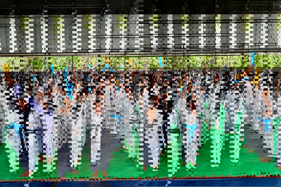 O evento reuniu famílias, professores e equipes para prestigiar a evolução dos jovens judocas