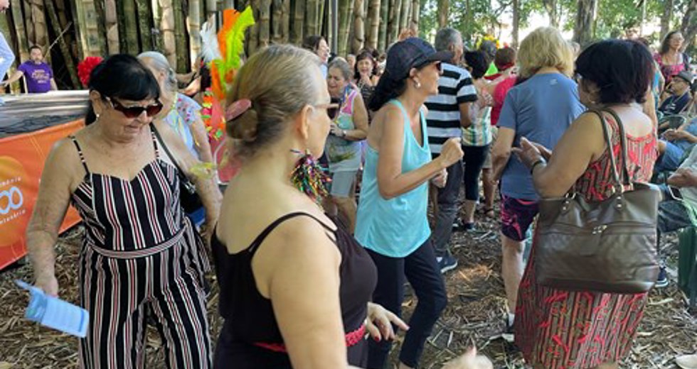Grito de Carnaval dos frequentadores das Casas do Idoso no Parque Vicentina Aranha