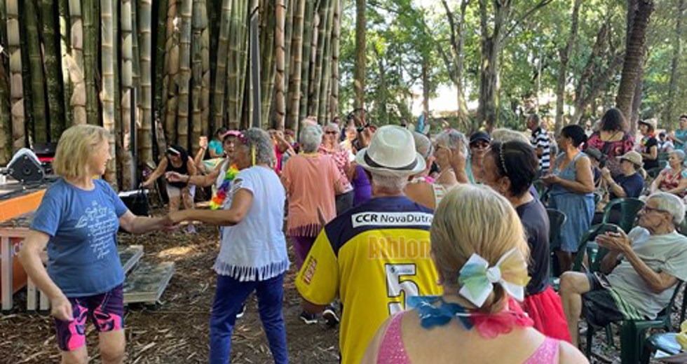 Grito de Carnaval dos frequentadores das Casas do Idoso no Parque Vicentina Aranha