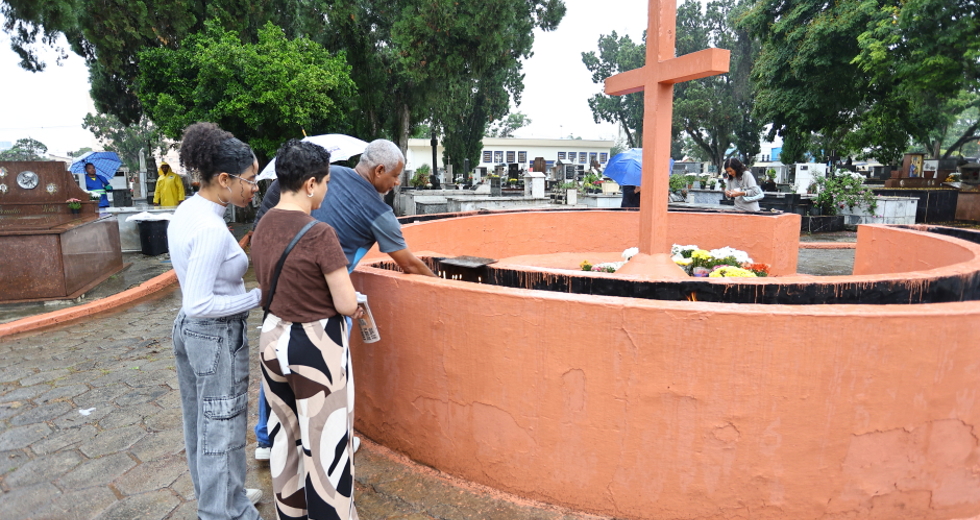 Feriado de Finados - Movimento no Cemitério Padre Rodolfo De Komorek no Centro. Foto: Claudio Vieira/PMSJC 02-11-2025   
