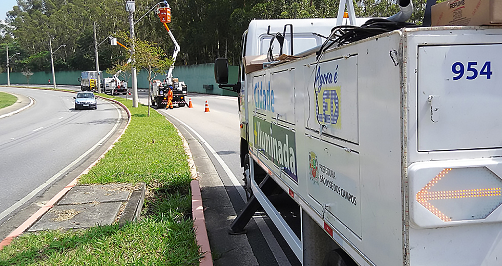 instalacao-de-lampadas-estrada-aeroporto-tamoios-13-12-2019-lucas-cabral-15.jpg