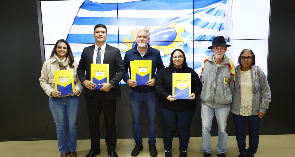 Entrega de matrícula de loteamento e títulos de regularização fundiária. Foto: Claudio Vieira/PMSJC 30-07-2025  
