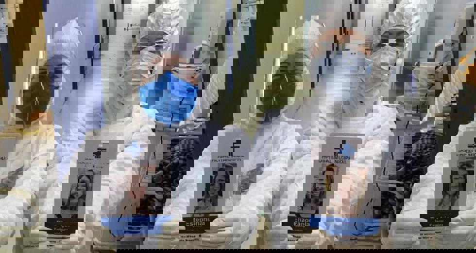 4-cada-profissional-da-ala-tem-o-cracha-com-foto-para-que-o-paciente-possa-conhecer-quem-esta-por-tras-dos-equipamentos-de-protecao-individual.jpeg