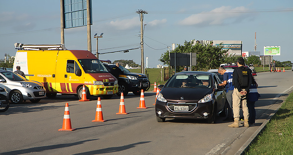 acao-conjunta-forcas-de-seguranca-blitz-bafometro-16-11-2019-lucas-cabral-03.jpg