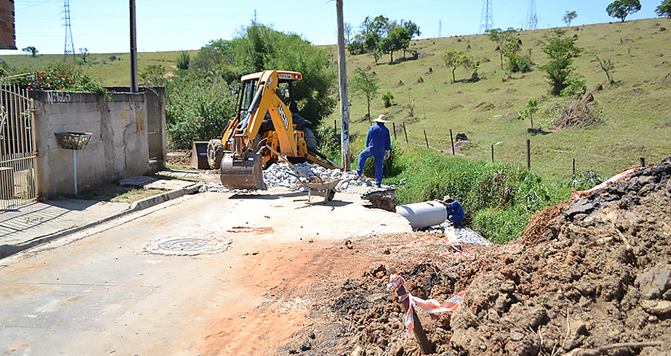 servico-contencao-de-erosao-rua-06-jardim-coqueiro-04-10-2019-lucas-cabral-06.jpg