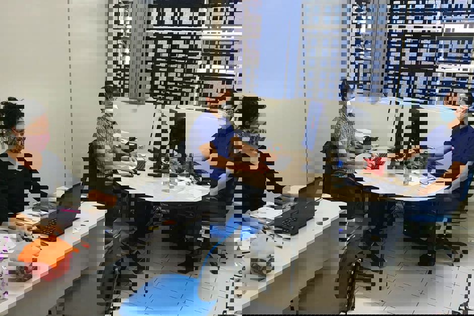 estagiaria-de-arquitetura-e-engenheiros-da-vigilancia-sanitaria.jpeg