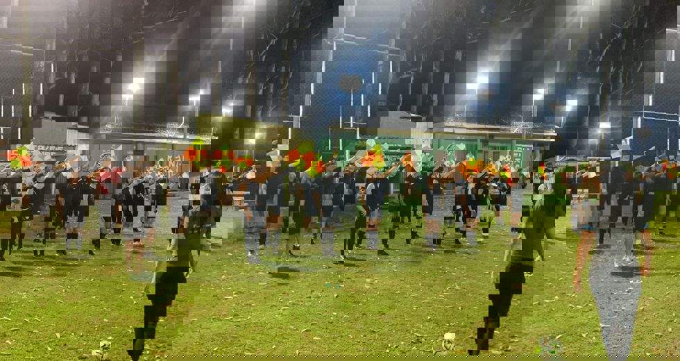 Equipe de arbitragem entra em campo para mais uma partida de futebol