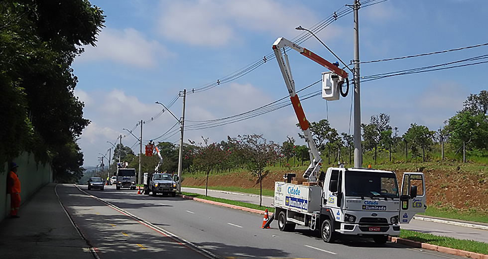 instalacao-de-lampadas-estrada-aeroporto-tamoios-13-12-2019-lucas-cabral-02.jpg
