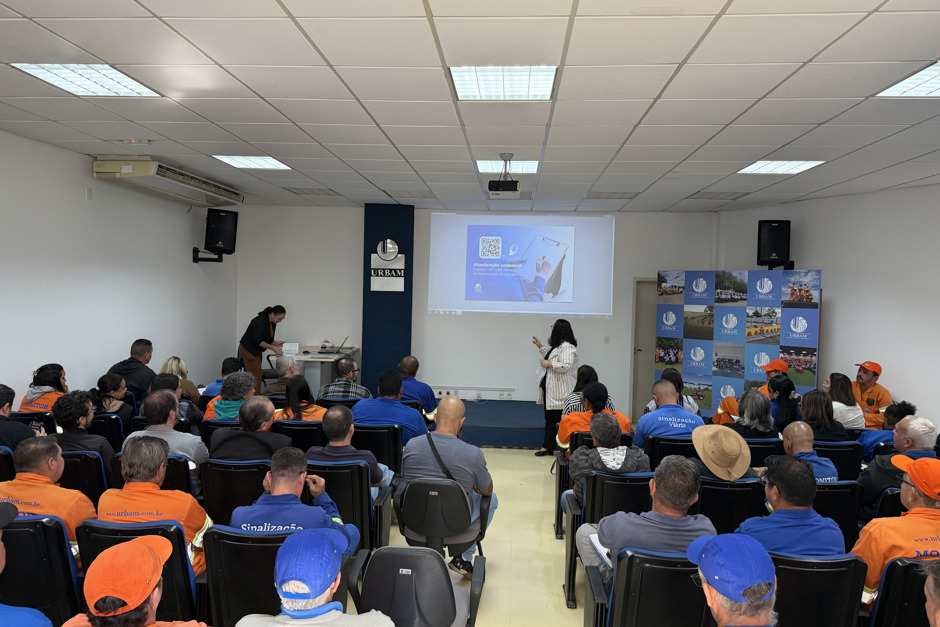 Liderança de diversas frentes da Urbam reunidos na sede para treinamento sobre a NR-1 e riscos psicossociais