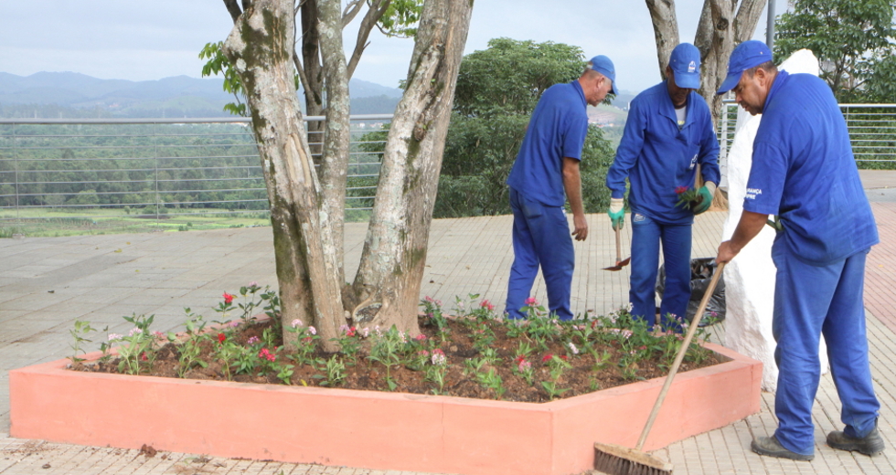 plantio_flores_jardineiras_orla_10beto_faria.jpg