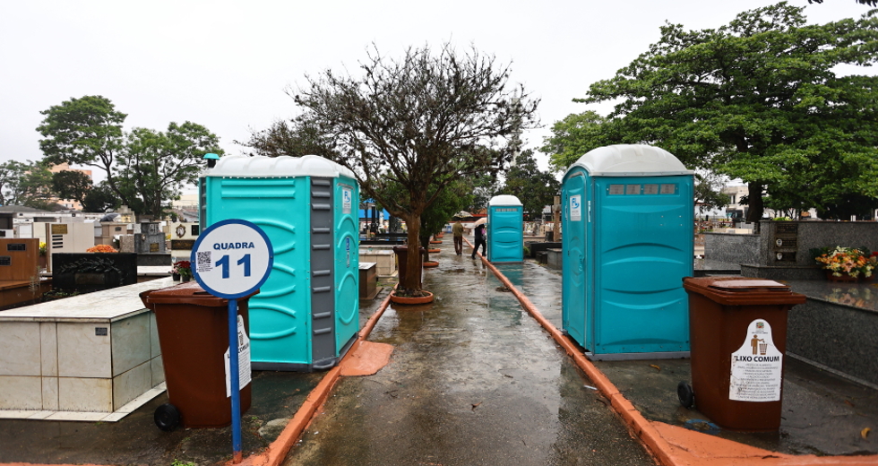 Feriado de Finados - Movimento no Cemitério Padre Rodolfo De Komorek no Centro. Foto: Claudio Vieira/PMSJC 02-11-2025   