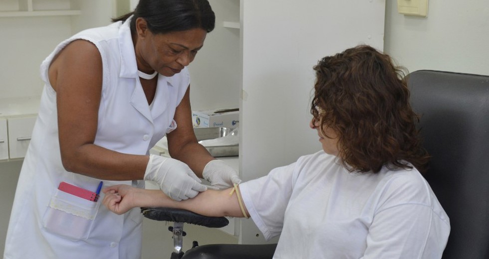 paciente-recebe-medicamento.jpg