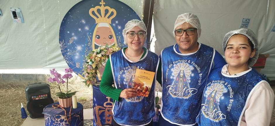 Distribuição de cartilhas para romeiros nos Pontos de Apoio ao Peregrino