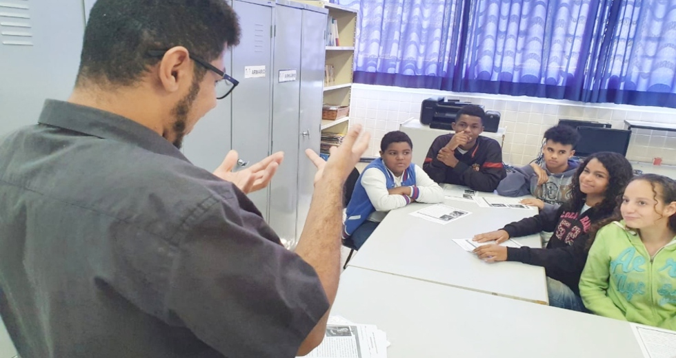 professor-surdo-ministra-aulas-de-libras-em-escola-municipal-8.jpg