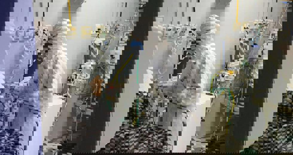 19-enfermeira-oferecendo-cafe-da-manha-ao-paciente.jpeg