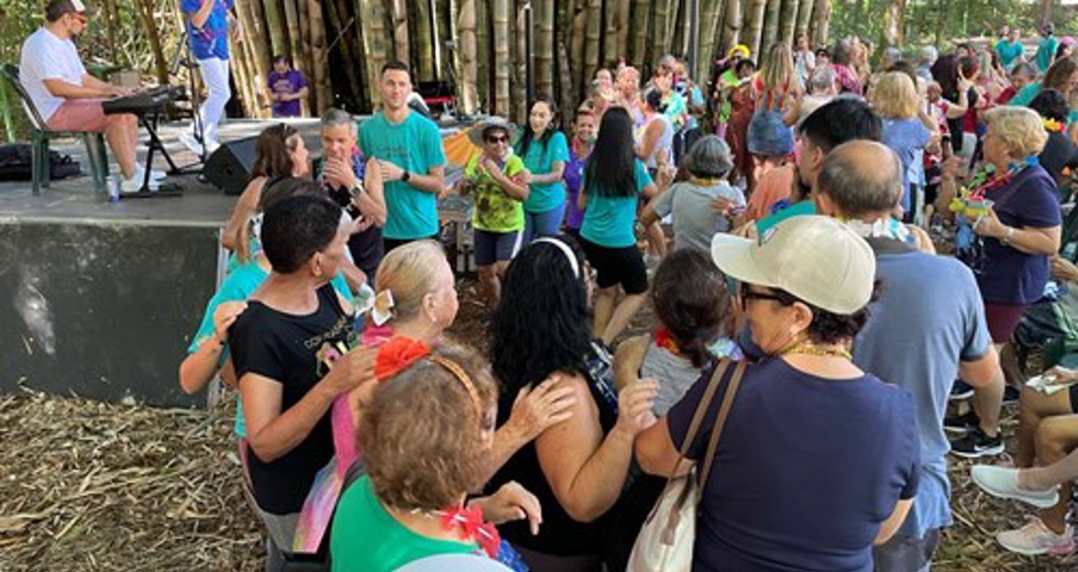 Grito de Carnaval dos frequentadores das Casas do Idoso no Parque Vicentina Aranha