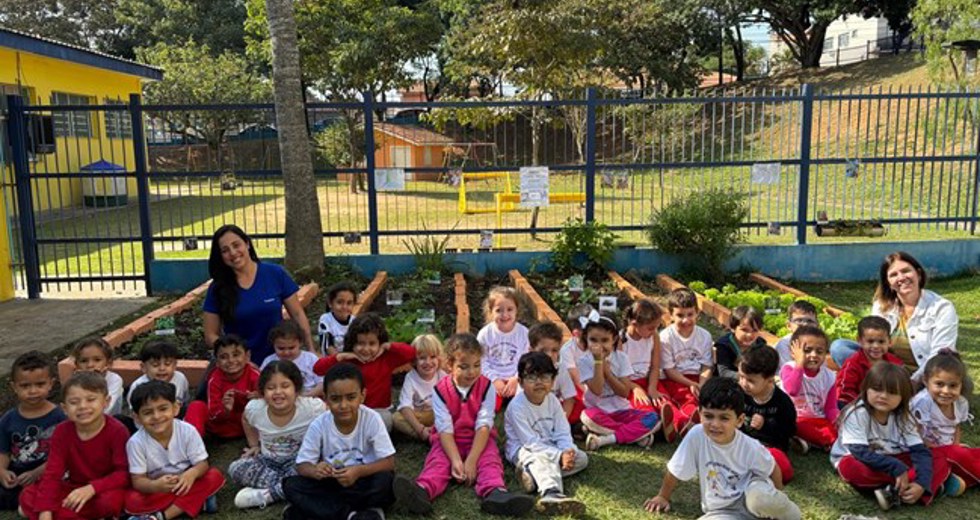criancas-cultivam-alimentos-e-descobertas-em-projeto-de-horta-escolar-1.jpeg